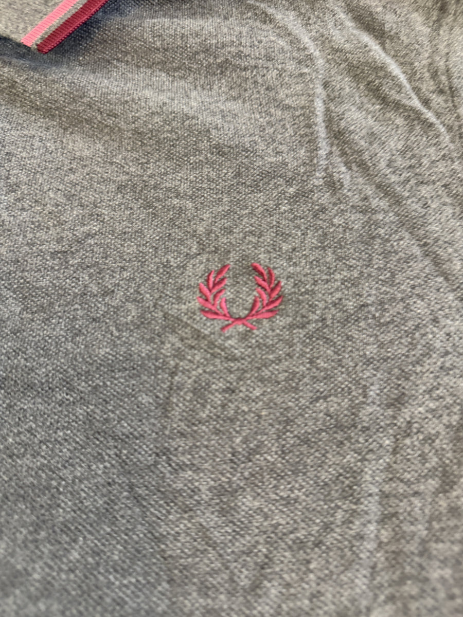 Grijs Fred Perry shirt met rood-roze bies (poloshirt / polo), maat L