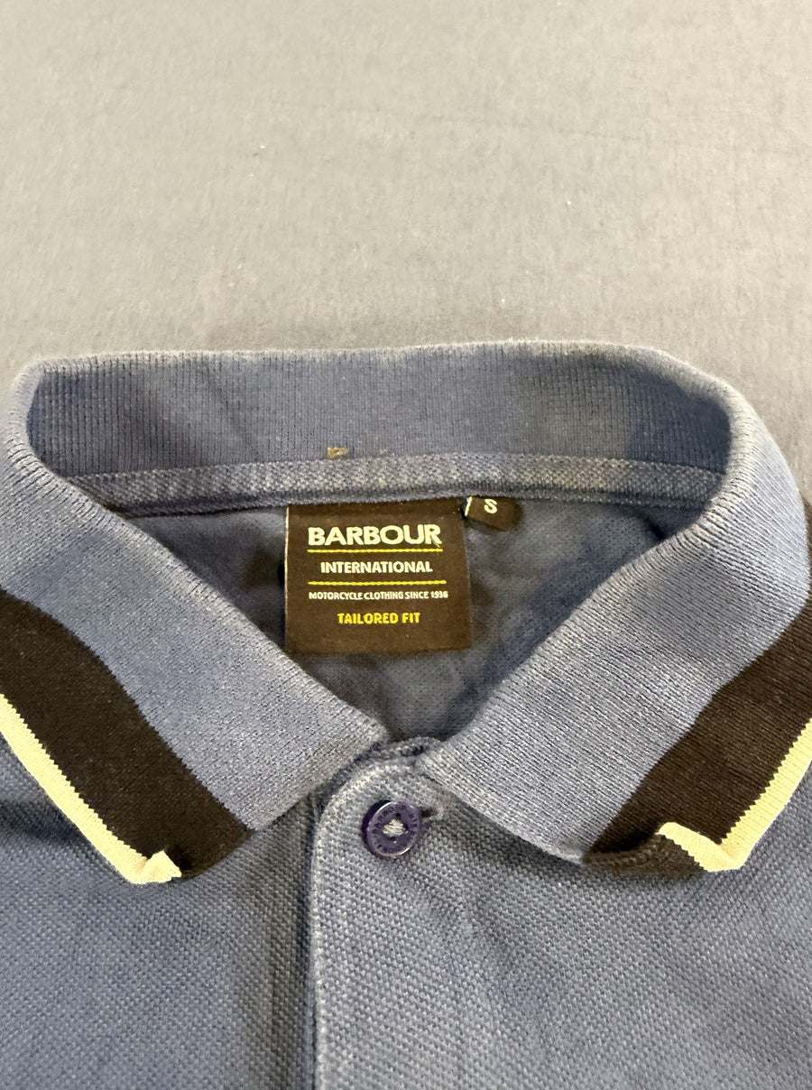 Blauwe motorpolo van Barbour International (piqué polo / bikershirt), maat S