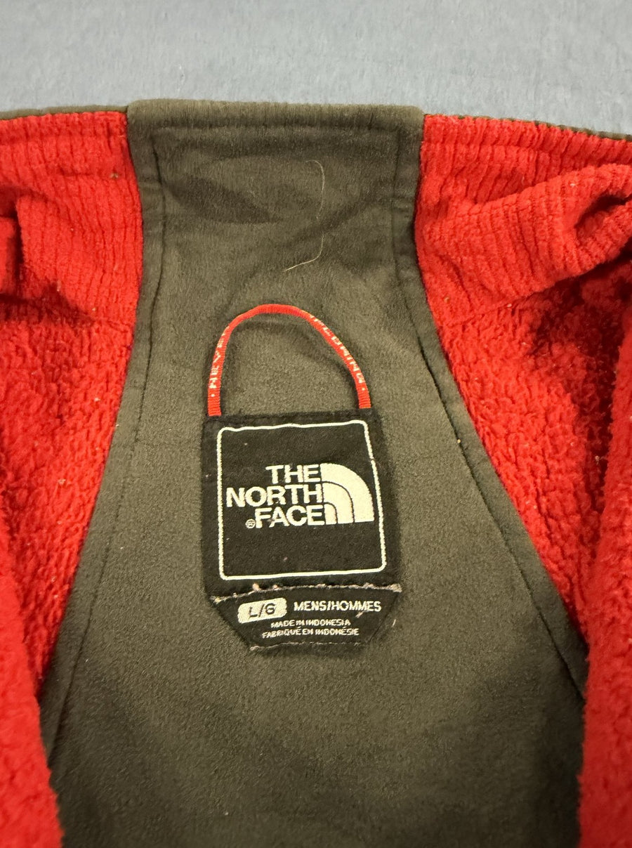 Rood The North Face fleecetrui met olijfgroen nylon schouderstuk, maat L (fleecevest)