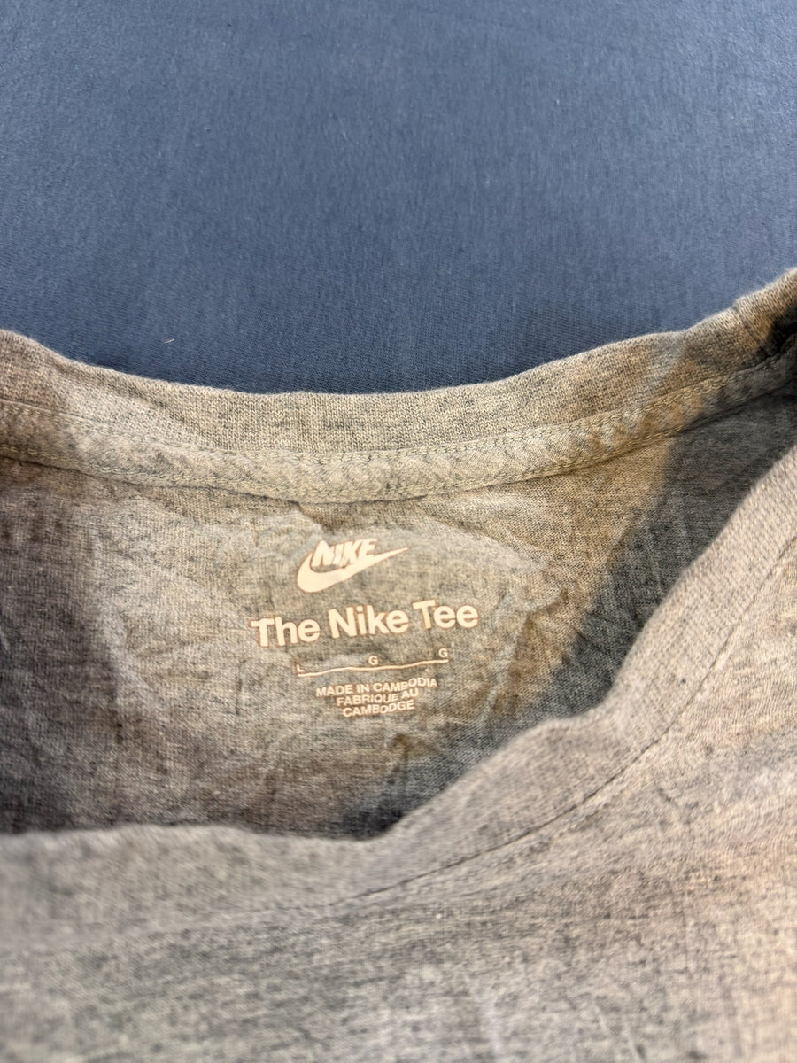 Nike The Nike Tee t-shirt grijs print heren maat L shirt