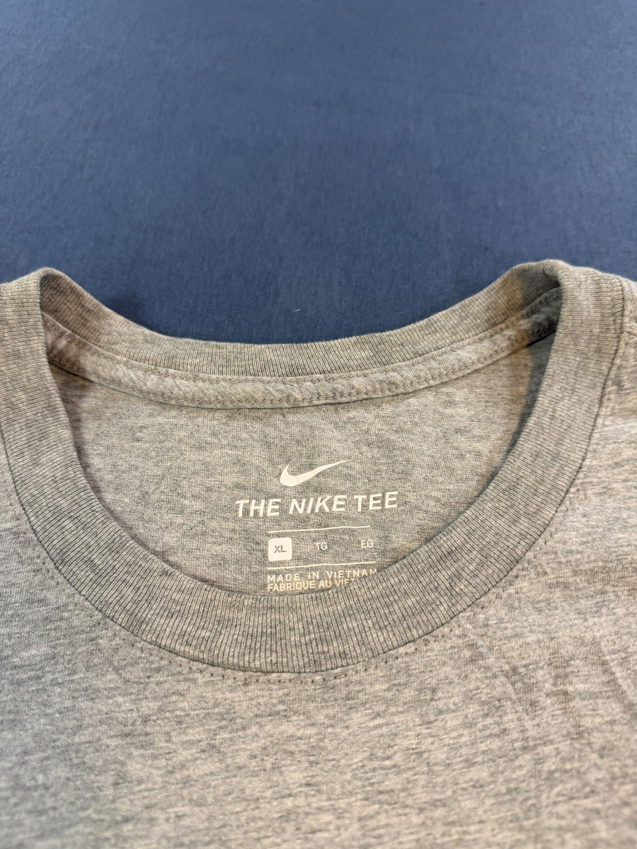Nike T-shirt grijs print The Nike Tee