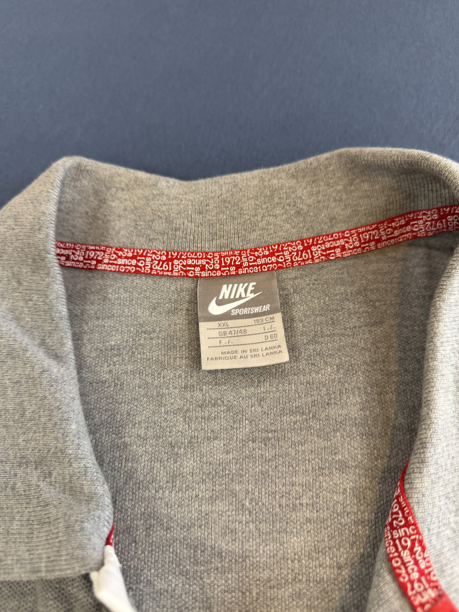 Grijze Nike poloshirt met rode bies (sportpolo / retro poloshirt), maat XXL