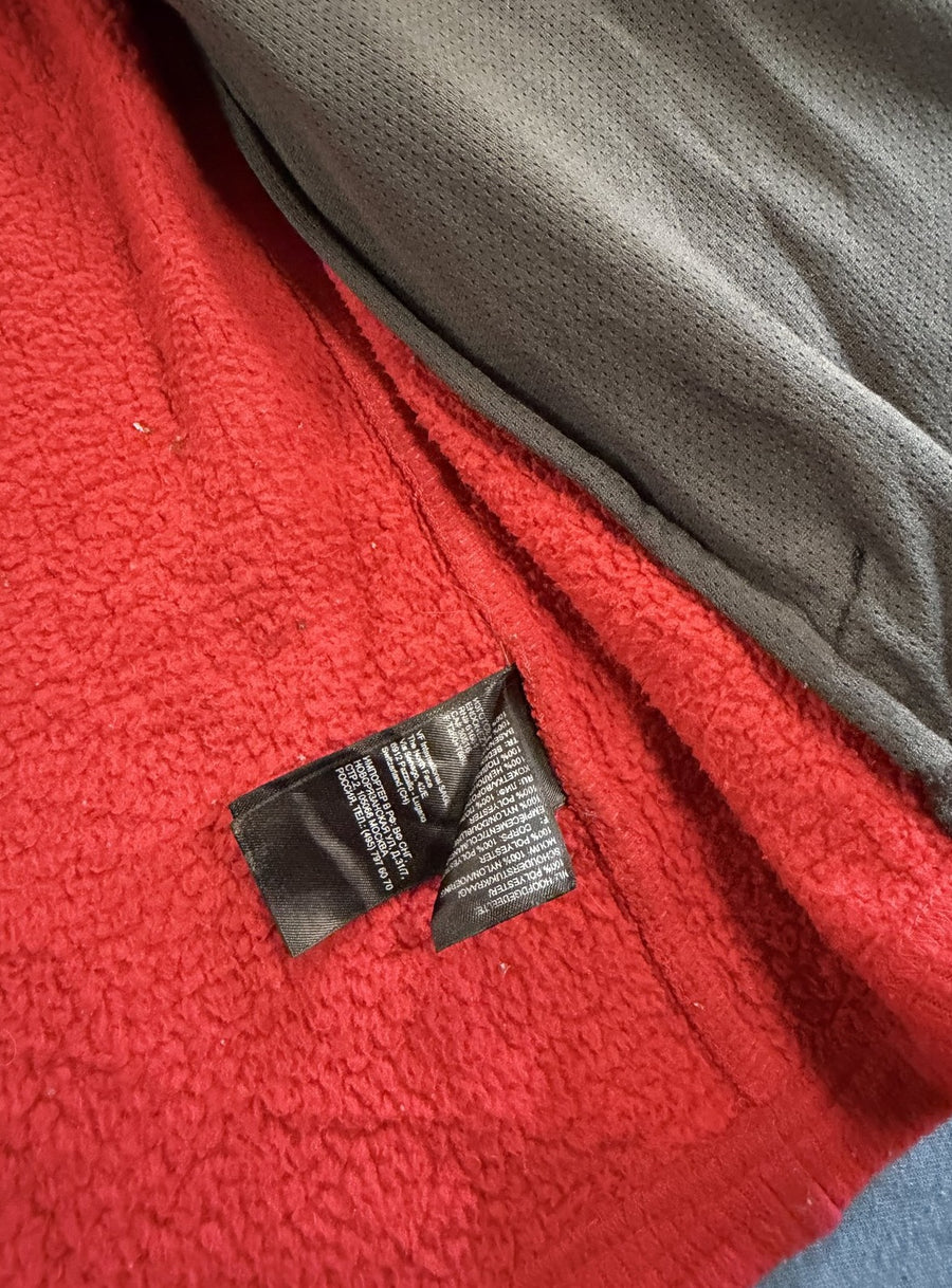 Rood The North Face fleecetrui met olijfgroen nylon schouderstuk, maat L (fleecevest)