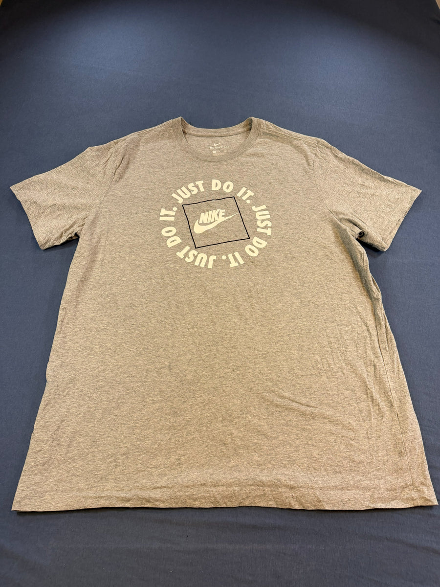 Nike T-shirt grijs print The Nike Tee