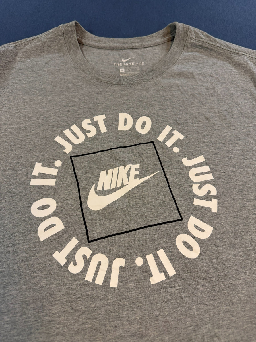 Nike T-shirt grijs print The Nike Tee
