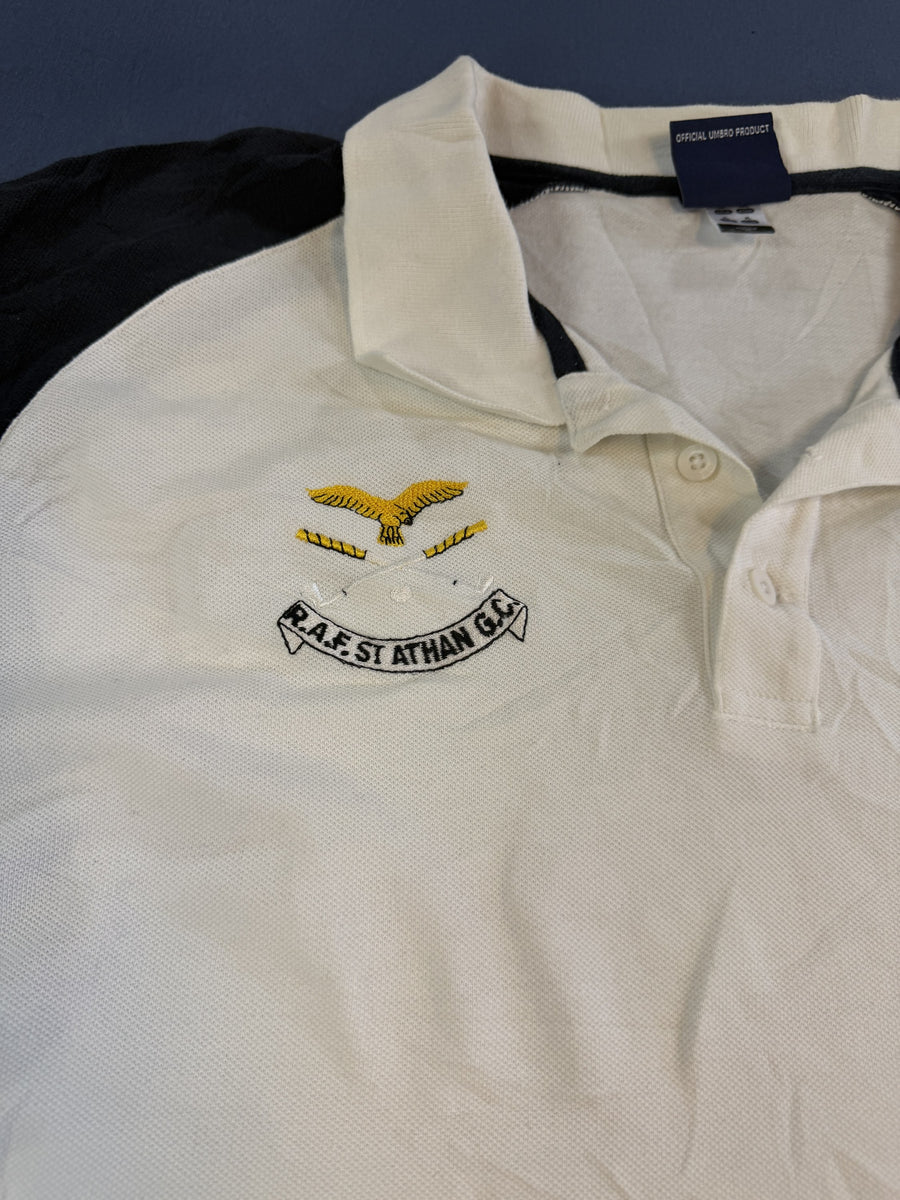 Umbro golfpolo R.A.F. St Athan wit navy maat XL