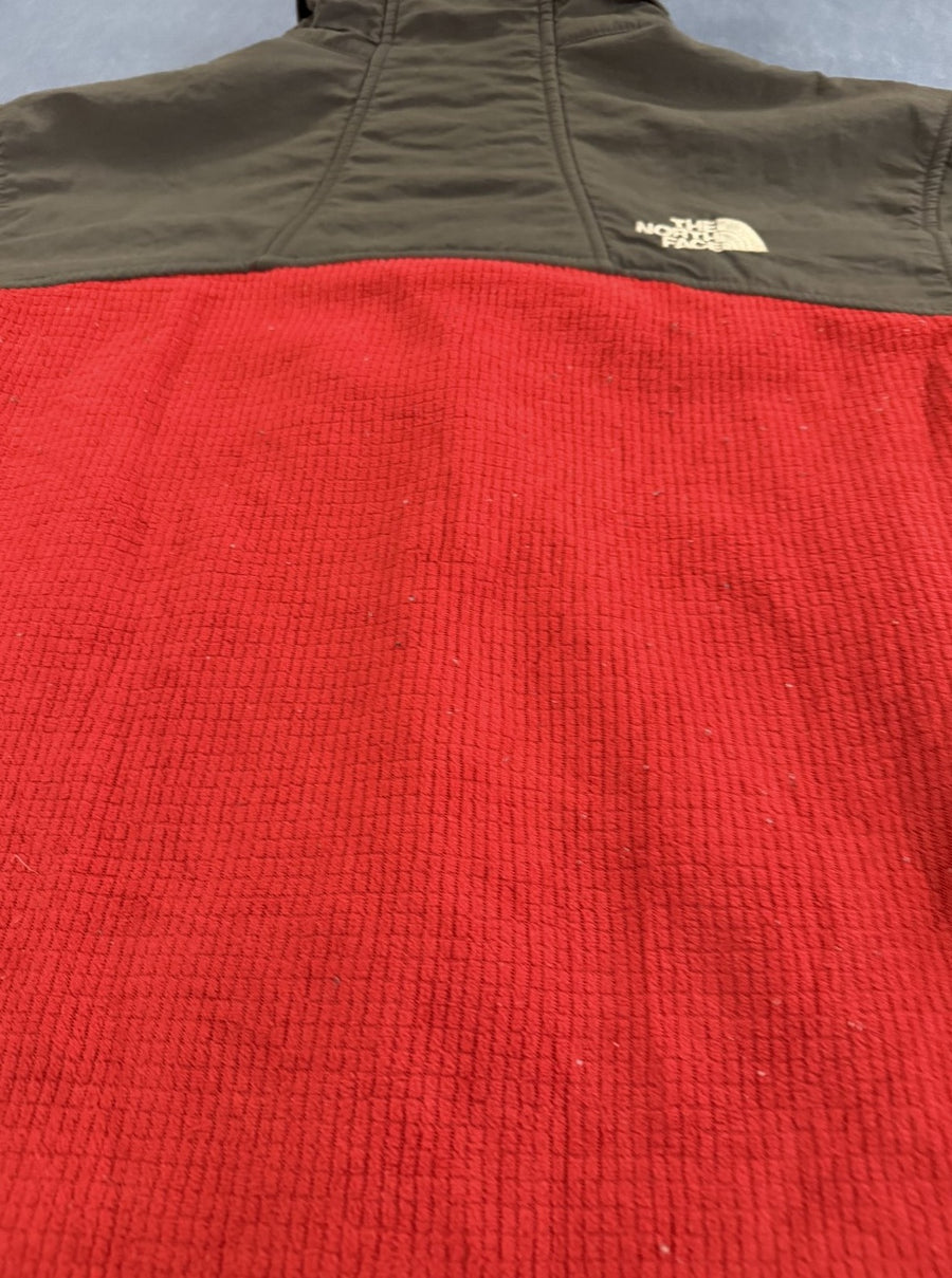 Rood The North Face fleecetrui met olijfgroen nylon schouderstuk, maat L (fleecevest)